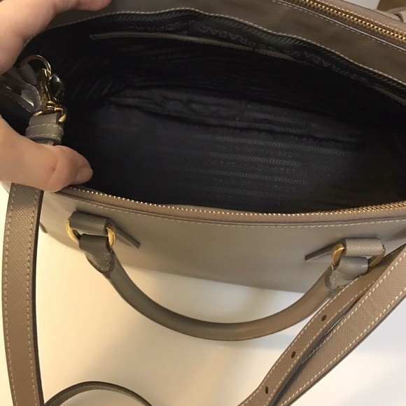 PRADA SAFFIANO LUX DOUBLE ZIP HANDBAG (ARGUILLA) - Picture 4 of 16